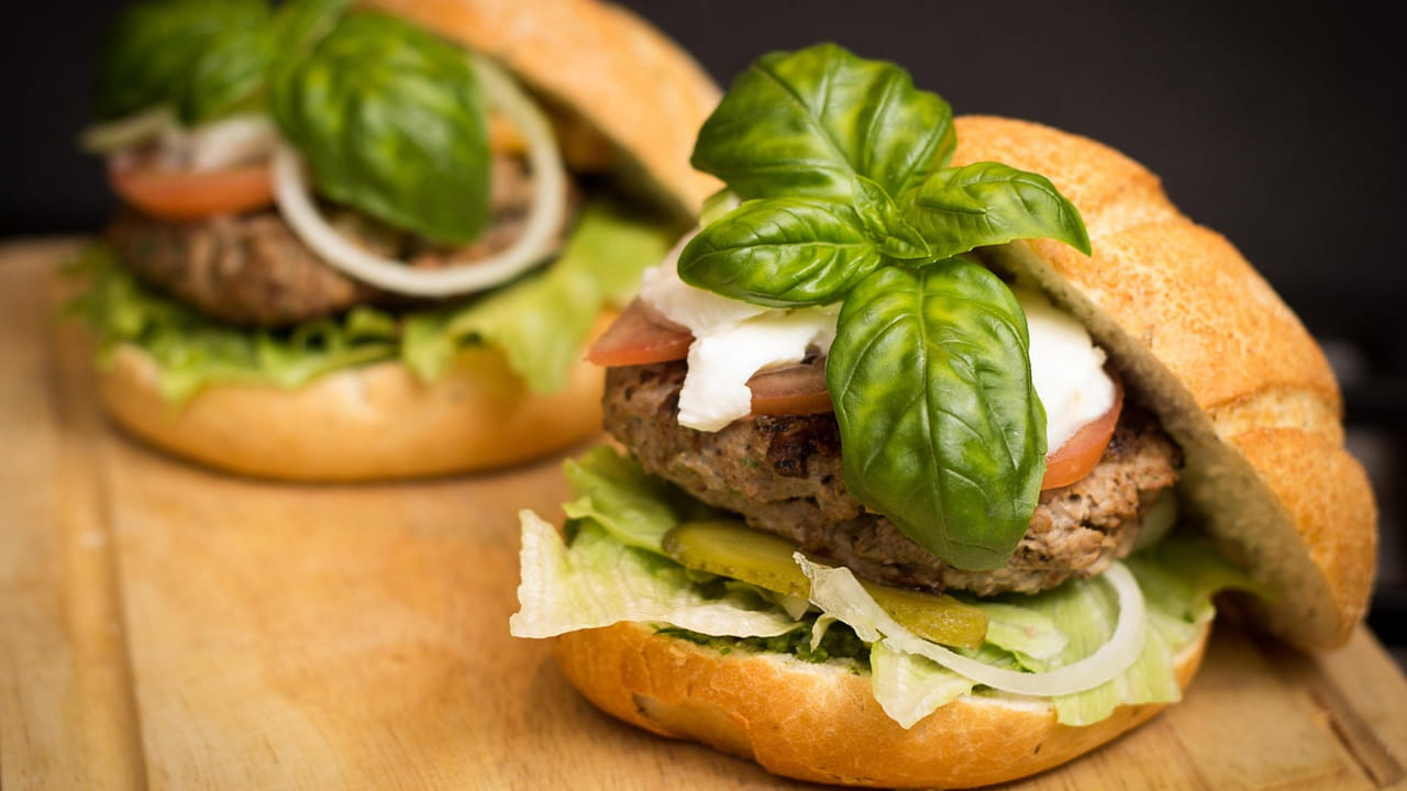 ఫాస్ట్ ఫుడ్స్ : ఆర్డర్ పెడితే త్వరగా వచ్చేస్తాయని  పిజ్జా, బ‌ర్గ‌ర్ లాంటివి తింటూ ఉంటారు. కానీ, వాటిని ఎక్కువగా తినకూడదు. ఎందుకంటే, వీటిలో  సోడియం అధికంగా ఉంటుంది. ఇవి ర‌క్త‌నాళాలను దెబ్బ‌ తినేలా చేస్తాయి. దీని వలన ర‌క్త‌పోటు వ‌చ్చే అవ‌కాశం ఉంది. 