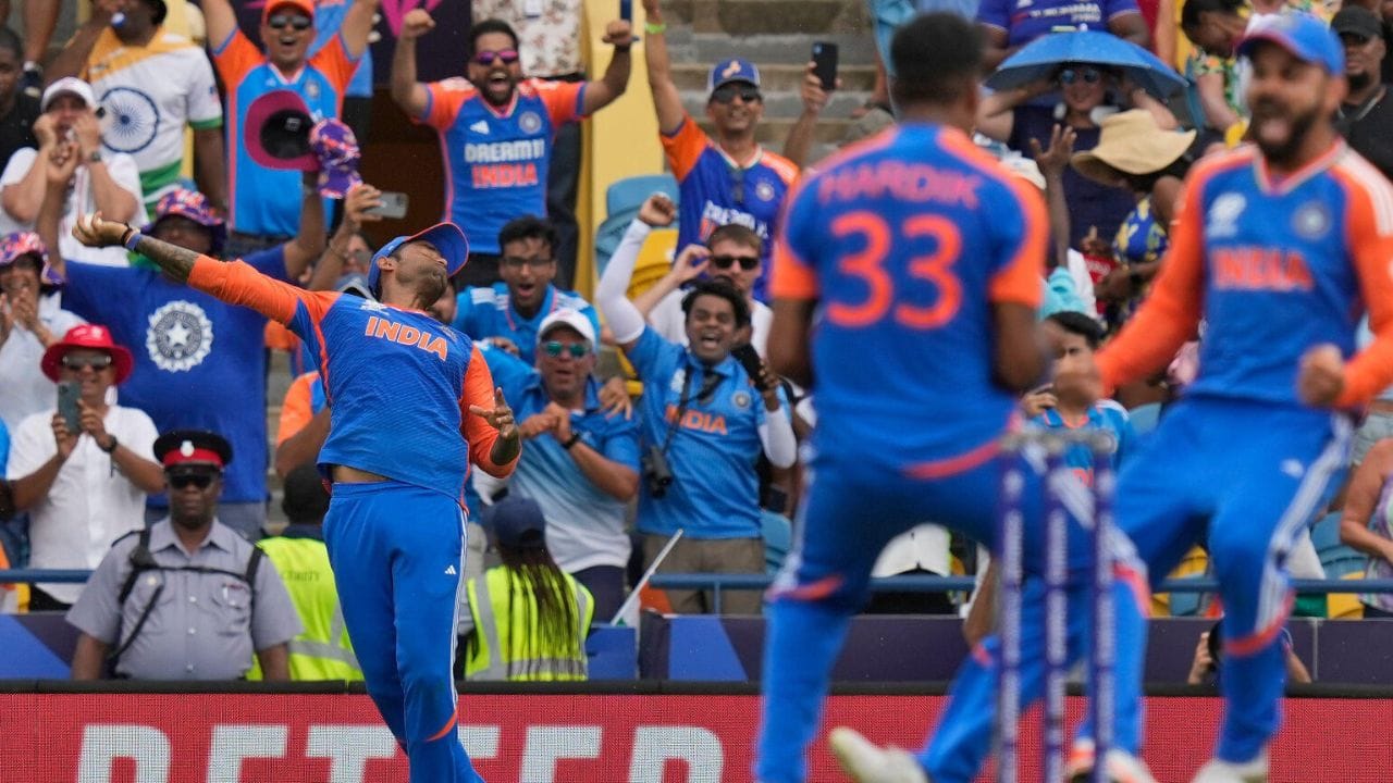 Cricket Rules: బంతిని పట్టుకున్న వెంటనే ఫీల్డర్ గాల్లోకి ఎందుకు విసురుతాడు.. బ్యాక్ గ్రౌండ్ రూల్ తెలిస్తే షాకే..?