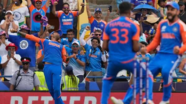 Cricket Rules: బంతిని పట్టుకున్న వెంటనే ఫీల్డర్ గాల్లోకి ఎందుకు విసురుతాడు.. బ్యాక్ గ్రౌండ్ రూల్ తెలిస్తే షాకే..?