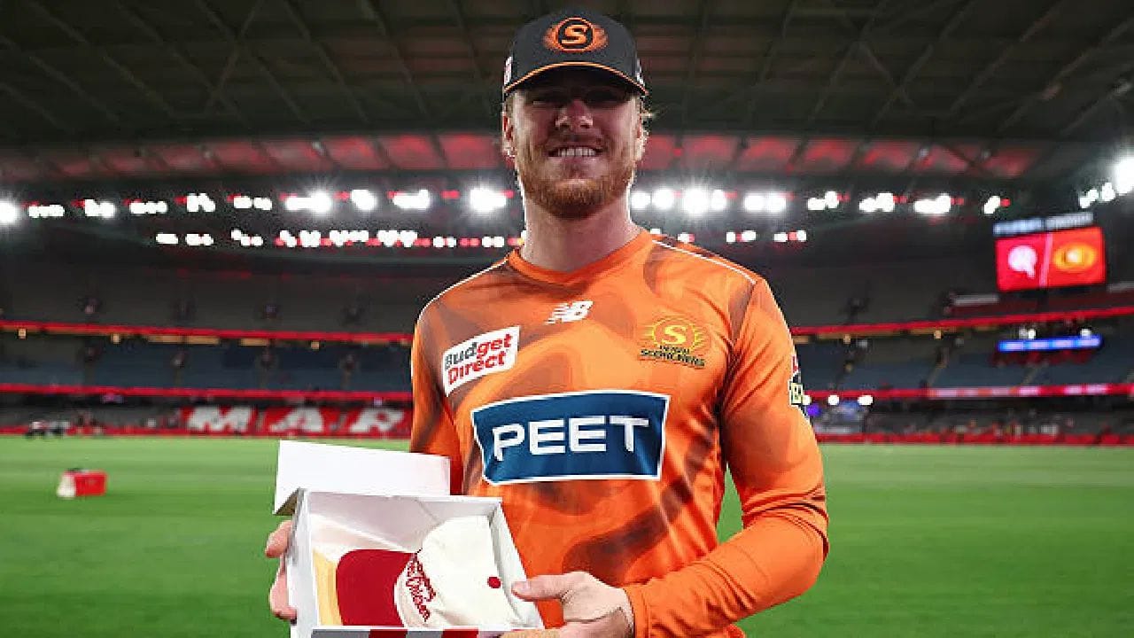 ఆస్ట్రేలియాలో జరుగుతున్న బిగ్ బాష్ లీగ్ (BBL 15)లో న్యూజిలాండ్ బ్యాట్స్‌మన్ ఫిన్ అలెన్ చరిత్ర సృష్టించాడు. ప్రత్యేకత ఏమిటంటే అతను సిక్సర్ల వర్షం కురిపించాడు.