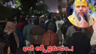మూడు తాచు పాములతో ఆసుపత్రికి వచ్చిన యువకుడు.. దెబ్బకు అంతా పరుగులు..!