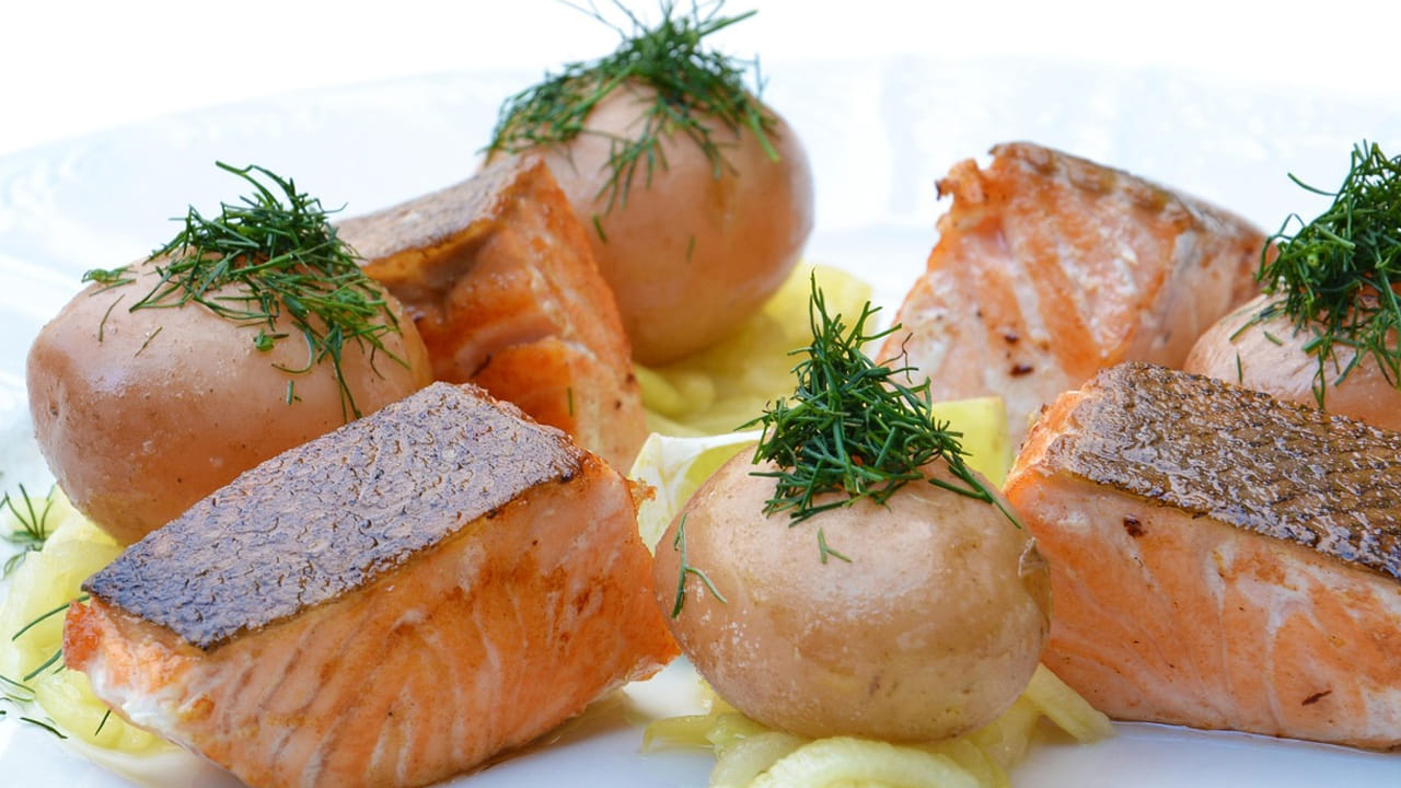 ప్రతి ఆదివారం ఏదొక నాన్ వెజ్ ఐటెం ను తెచ్చుకుని తింటారు. చికెన్, మటన్ ఇలా ఎవరి స్థోమతకి తగ్గట్టు వారు తెచ్చుకుని తింటారు. ఇక కొందరు ప్రతి వారం చేపలు కూర వండుకుని లాగిస్తూనే ఉంటారు.