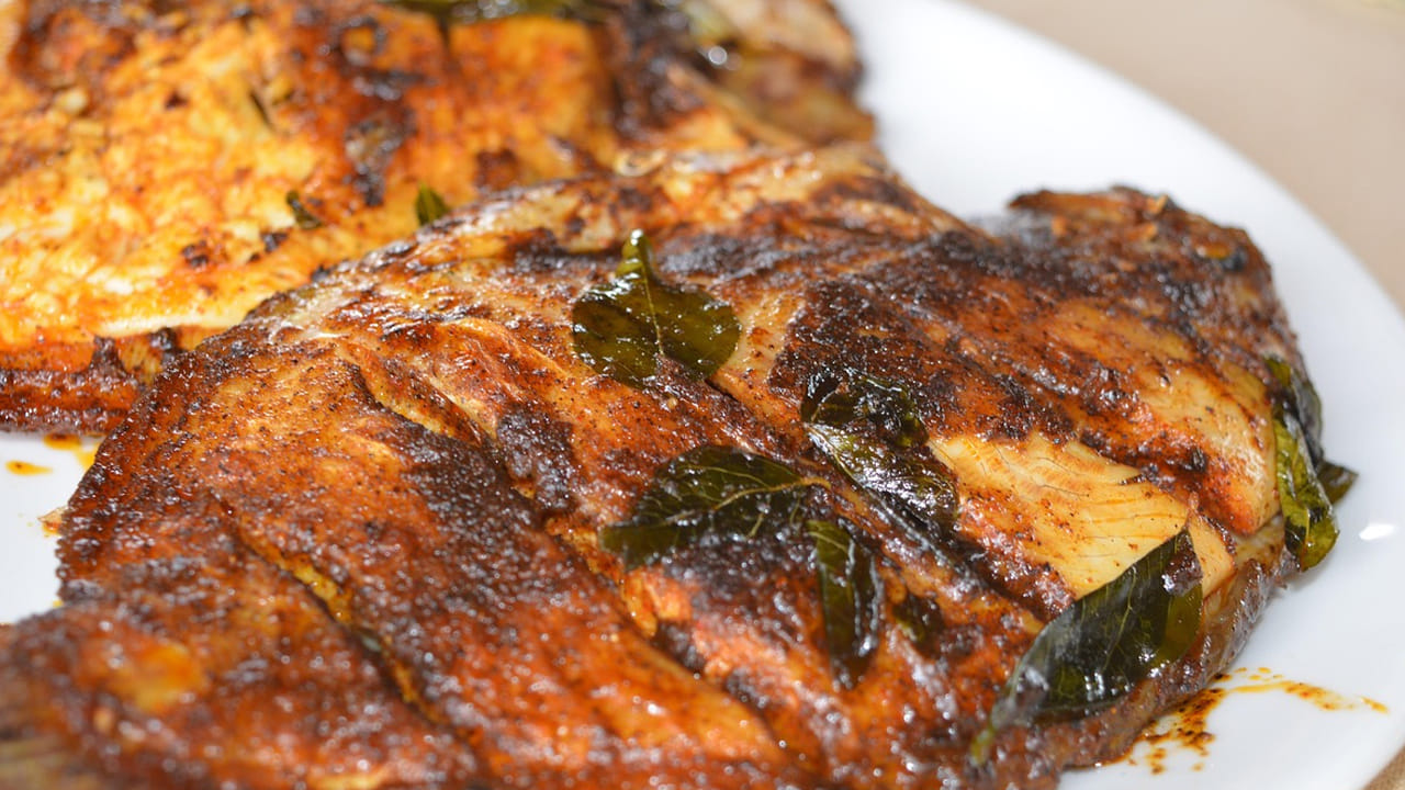 చేప అందరికీ ఇష్టమైన ఫేవరేట్ డిష్ కాకపోవచ్చు, కానీ అవి ఖచ్చితంగా తీసుకోవాల్సిన బెస్ట్ ఫుడ్. ఇప్పటివరకు మీ ఫుడ్ లో ఫిష్ లేకపోతే ఇక నుంచైనా అలవాటు చేసుకోండి. వాటిని కొత్తగా ట్రై చేసి, మీ ఆహారంలో చేర్చడానికి ప్రయత్నించండి. ఇది తింటే కలిగే లాభాలు గురించి తెలిస్తే దీనిని పక్కన పెట్టరు. అవేంటో ఇక్కడ తెలుసుకుందాం..