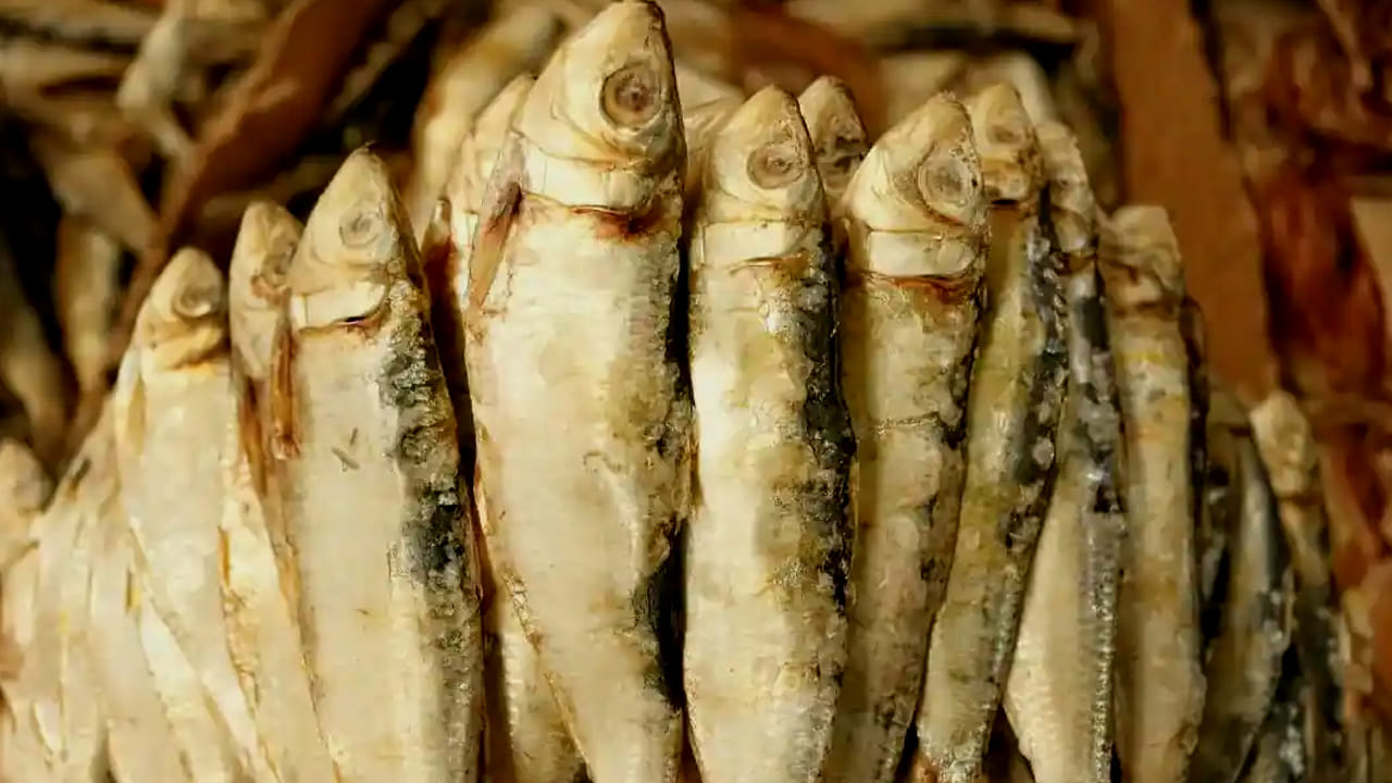 ఎండు చేపల్లో క్యాల్షియం రెండు రెట్లు ఎక్కువగా ఉంటుంది.  రక్తపోటుతో ఇబ్బంది పడే వాలు రెండు రోజులకొకసారి తీసుకుంటే 
మీ సమస్య నుంచి రిలీఫ్ దొరుకుతుంది. అంతేకాదు, అనారోగ్య సమస్యల నుంచి ఉపశమనం పొందుతారు.
