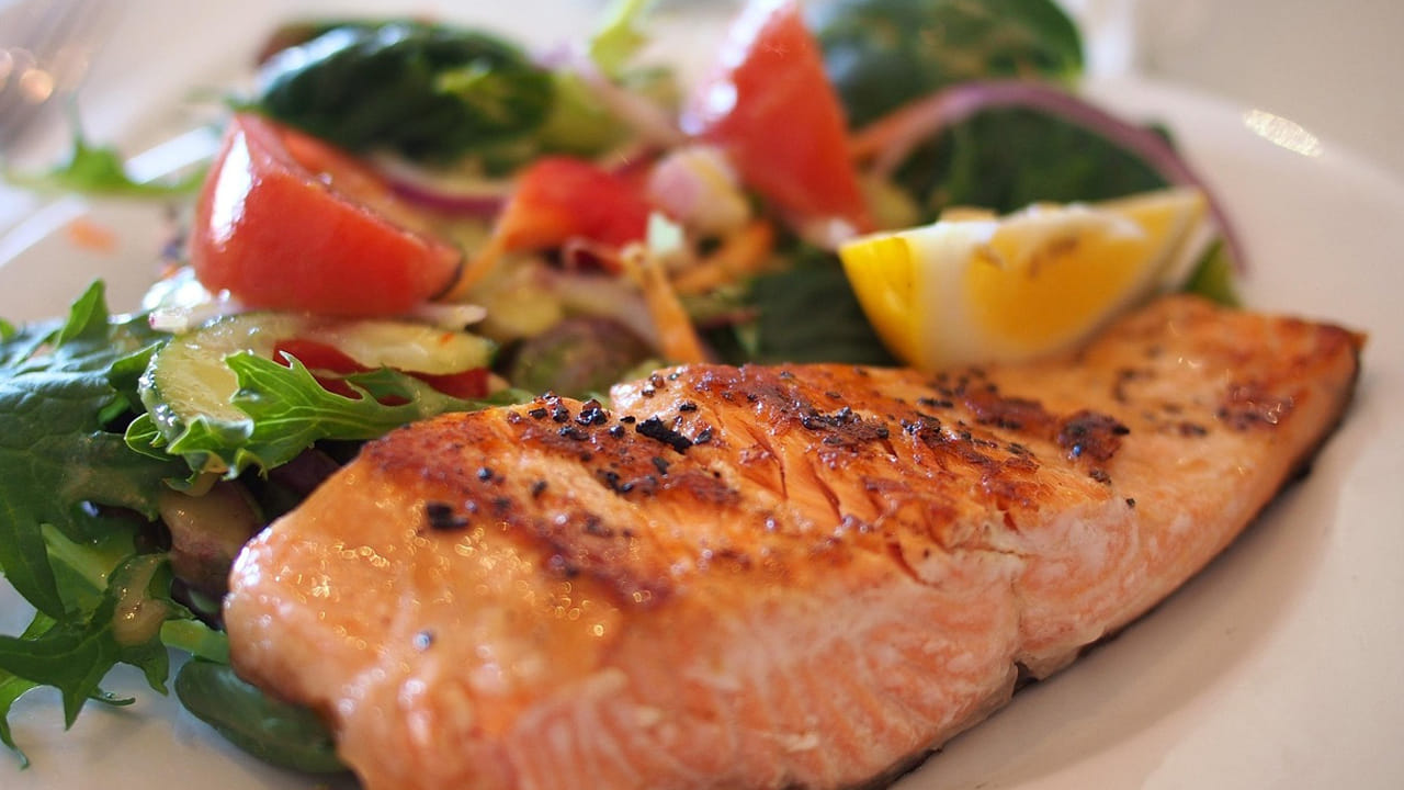 మెదడు పని తీరును మెరుగుపరుస్తుంది: చేపలో మన మెదడు పని తీరుకు కావాల్సిన విటమిన్లు, ఖనిజాలు, ఒమేగా-3 కొవ్వు ఆమ్లాలు వంటివి దొరుకుతాయి. అంతే కాదు వీటిని మీ ఫుడ్ డైట్ లో చేర్చుకోవడం వలన అల్జీమర్స్ వ్యాధులను కూడా రాకుండా చేస్తుంది.