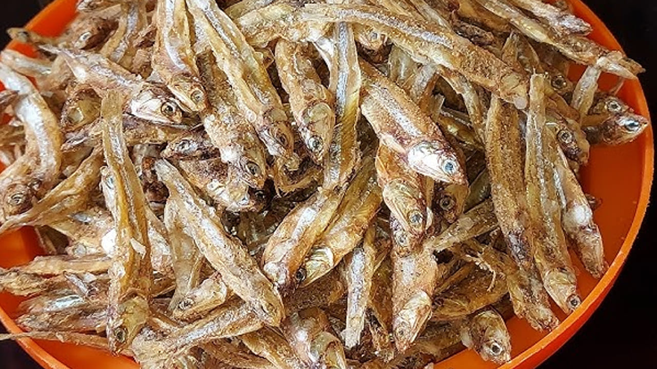  ఏళ్ళ తరబడి నుంచి మగ వాళ్ళలో కొందరు కండరాల నొప్పులతో ఎవరికీ చెప్పుకోలేక లోలోపల నలిగి పోతున్నారు. అలాంటి వారికీ ఇది బెస్ట్ మెడిసిన్. మీరు బ్రేక్ ఫాస్ట్ చేసిన రెండు గంటల తర్వాత ఎండు చేపలను వేయించుకుని తింటే ఈ సమస్య నుంచి ఉపశమనం పొందుతారు. 

