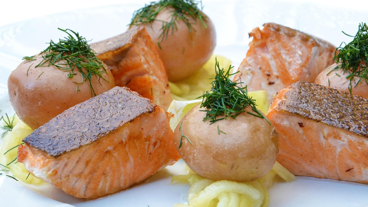 కొందరు చిన్న వాటినే త్వరగా మర్చిపోతారు. అలాంటి వారు మీ ఫుడ్ డైట్ లో దీనిని చేర్చుకుంటే మతి మరపు సమస్యకు చెక్ పెట్టొచ్చు.
ఇంకా అల్జీమర్స్ ఉన్నవారు కూడా వీటిని తింటూ ఉండాలి. దీని వలన ఆ సమస్య తగ్గుతుంది.