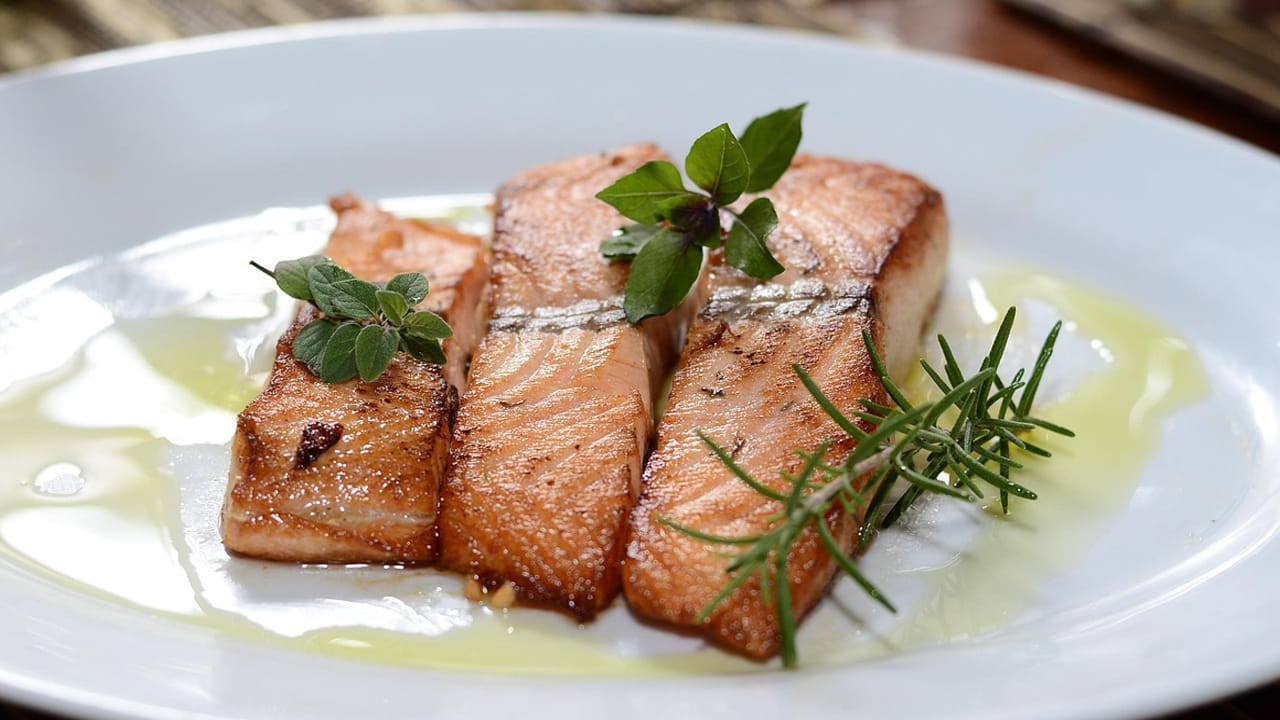 చేపలు అందరికీ పడవు. ఇది తింటే చర్మంపై దద్దుర్లు, దురద వంటి సమస్యలు వస్తాయి. కాబట్టి, అలాంటి వాళ్ళు తిని బాధ పడే కన్నా తినకుండా ఉండటమే మంచిది. (NOTE: ఇందులోని అంశాలు కేవలం అవగాహన కోసం మాత్రమే. నిపుణులు అందించిన సమాచారం ప్రకారం ఇక్కడ తెలియజేయడమైనది. ఆరోగ్యరీత్యా ఎలాంటి సమస్యలు ఉన్నానేరుగా వైద్య నిపుణులను సంప్రదించడం మంచిది)