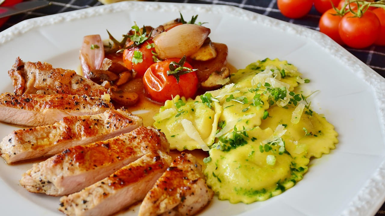 నిద్రలేమి సమస్యకు చెక్ పెడుతుంది: నిద్ర రావడం లేదని అస్సలు దిగులు చెందకండి. దీనిలో ఉండే ఒమేగా-3లు, విటమిన్ డి మన మెదడుల్లో సెరోటోనిన్ లెవెల్స్ ను పెంచేలా చేస్తాయి. ఎందుకంటే సెరోటోనిన్ అనేది నిద్ర హార్మోన్ అది త్వరగా నిద్ర పట్టేలా చేస్తుంది. కాబట్టి చేపలను తినడం అలవాటు చేసుకోండి.