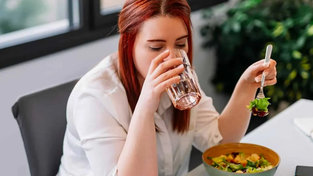 వీటిని తిన్న వెంటనే మంచి నీళ్ళను తాగుతున్నారా? అయితే, ఇది మీ కోసమే!