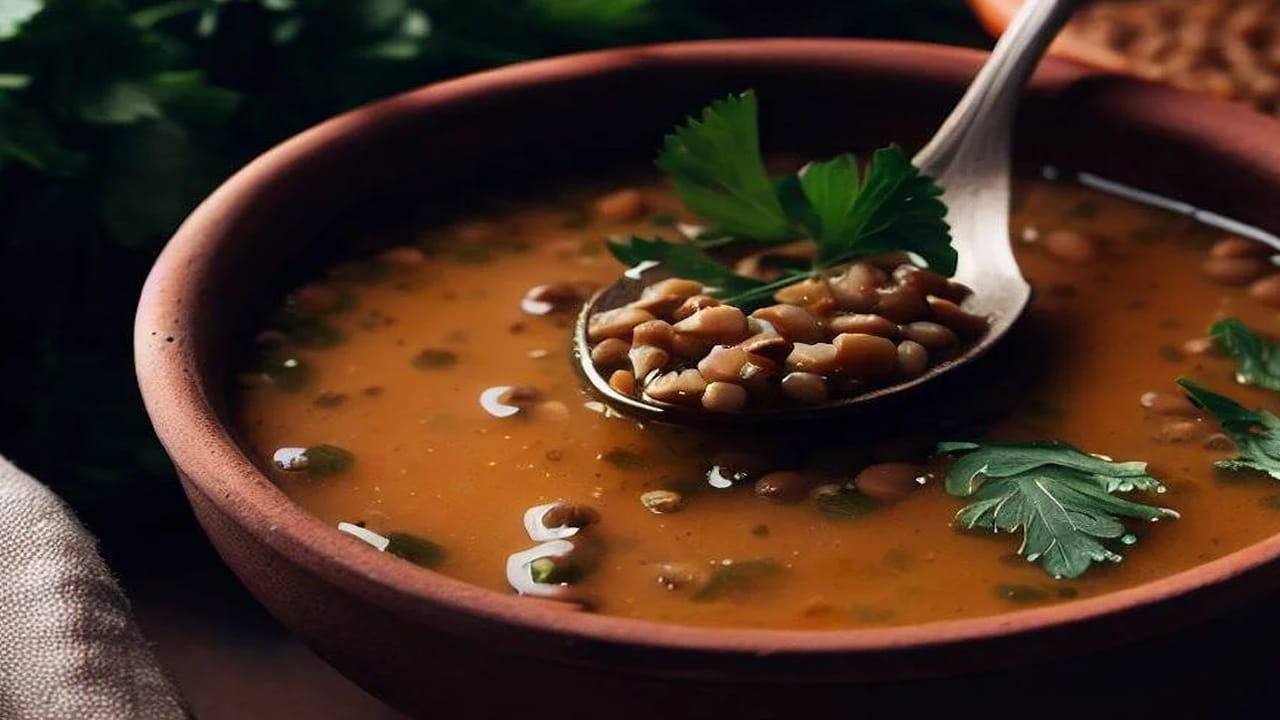 కండ‌రాల బలం, శ‌రీర ప‌నితీరుకు ఇది కీలక పాత్ర పోషిస్తుంది. మినుముల‌ను ఏదొక రూపంలో రోజూ తీసుకోవడం వలన  కావాల్సిన శక్తి  మన శరీరానికి  దొరుకుతుంది. అంతే కాదు, దీనిలో ఫైబ‌ర్ అధికంగా ఉంటుంది.
