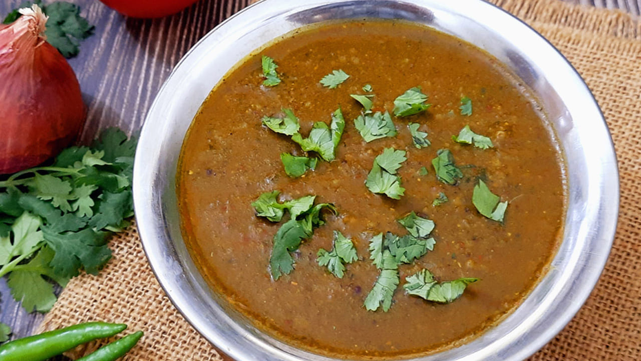 కాకపోతే దీన్ని ప‌హాడీ స్టైల్లో చేసుకోవాలి. అంటే మనం టమోటా పప్పు ఎలా వండుకుంటామో అలానే ఇక్కడ కంది పప్పుకు బదులు మినుములు, సుగంధ ద్ర‌వ్యాలు వేసి వండుతారు. మీరు కూడా మీ ఇంట్లో ఒకసారి ట్రై చేయండి. 