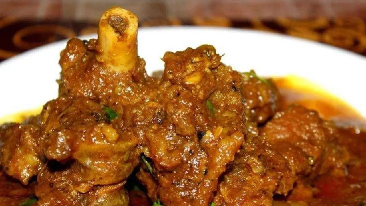 ఆరోగ్యకరమైన జీర్ణక్రియ కోసం: మటన్ తిన్న తర్వాత నీరు ఎక్కువగా తాగడం వల్ల జీర్ణక్రియ సులభతరం అవుతుంది. తిన్న వెంటనే పడుకోకుండా కనీసం 15-20 నిమిషాలు నడవడం మంచిది. మటన్ను వీలైనంత వరకు మధ్యాహ్న భోజనంలోనే తీసుకోవాలి. ఒకవేళ రాత్రి పూట తింటే పడుకోవడానికి కనీసం 3 గంటల ముందే తినాలి. కడుపు నిండా మాంసాన్నే కాకుండా కొంత భాగం కూరగాయలకు, మరికొంత నీటికి ఖాళీ ఉంచడం ఆరోగ్యకరం.