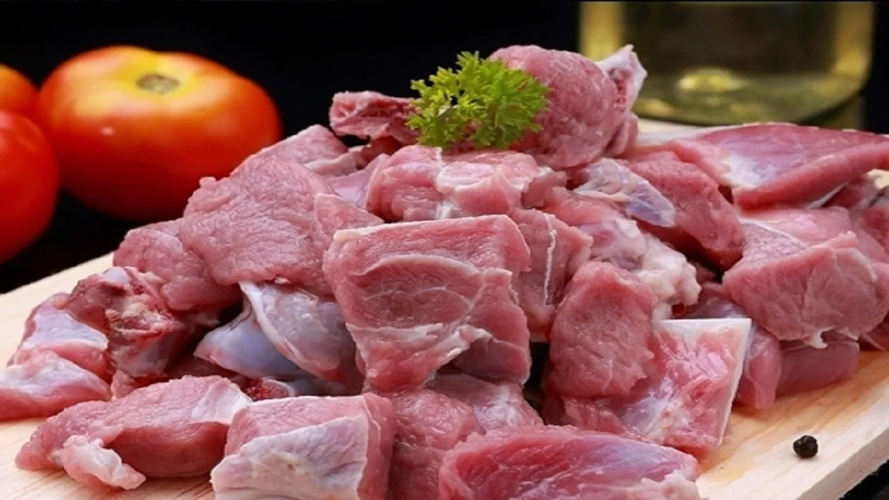 తేనెతో ప్రమాదం: మటన్ శరీరంలో వేడిని కలిగిస్తుంది. తేనె కూడా ఉష్ణ గుణం కలిగినదే. ఈ రెండింటి కలయిక వల్ల శరీరంలో వేడి విపరీతంగా పెరిగి ఆరోగ్య సమస్యలు తలెత్తవచ్చు. అందుకే మటన్ తిన్న వెంటనే తేనెకు దూరంగా ఉండాలి.