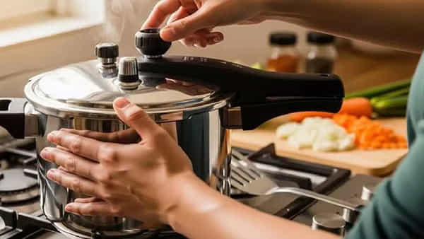 Pressure Cooker: ప్రెజర్ కుక్కర్లో వీటిని వండటం వెంటనే ఆపండి.. ప్రాణాలకే ప్రమాదం!