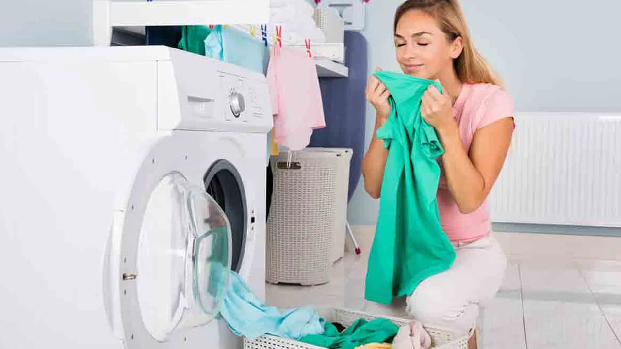 ఫ్రంట్ లోడ్ లోపాలు: ఇవి ధరలో కొంచెం ఖరీదైనవి. కొన్ని లేటెస్ట్ మోడల్స్ మినహా మధ్యలో బట్టలు వేయడం కుదరదు. లోపల తేమ వల్ల బూజు పట్టే అవకాశం ఉంది. అందుకే వాడిన తర్వాత డోర్ కాసేపు తెరిచి ఉంచాలి.

