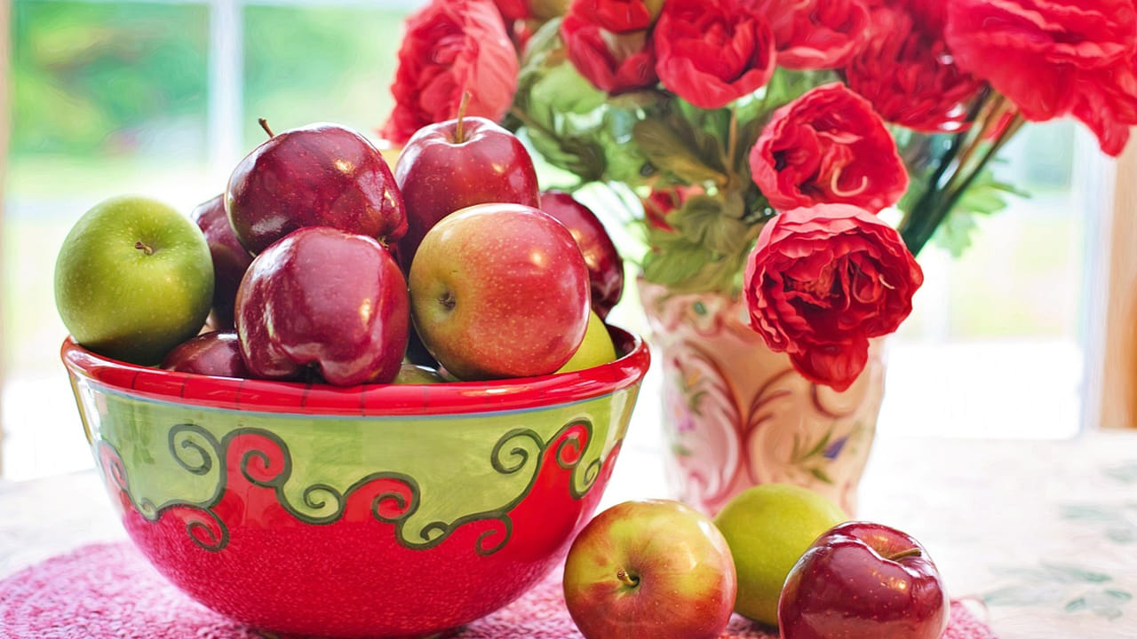 పోషకాలు సమృద్ధిగా ఉంటాయి: పండ్లు, కూరగాయలలో  విటమిన్లు, ఖనిజాలు, యాంటీఆక్సిడెంట్లు ఎక్కువగా ఉంటాయి.  అరటిపండ్లలో ఉండే పొటాషియం నుండి సిట్రస్ పండ్లలోని విటమిన్ సి వరకు ప్రతిదీ మన శరీరాన్ని మెరుగుపరుస్తుంది. అంతే కాదు, రోగనిరోధక శక్తీ కూడా పెరుగుతుంది. 