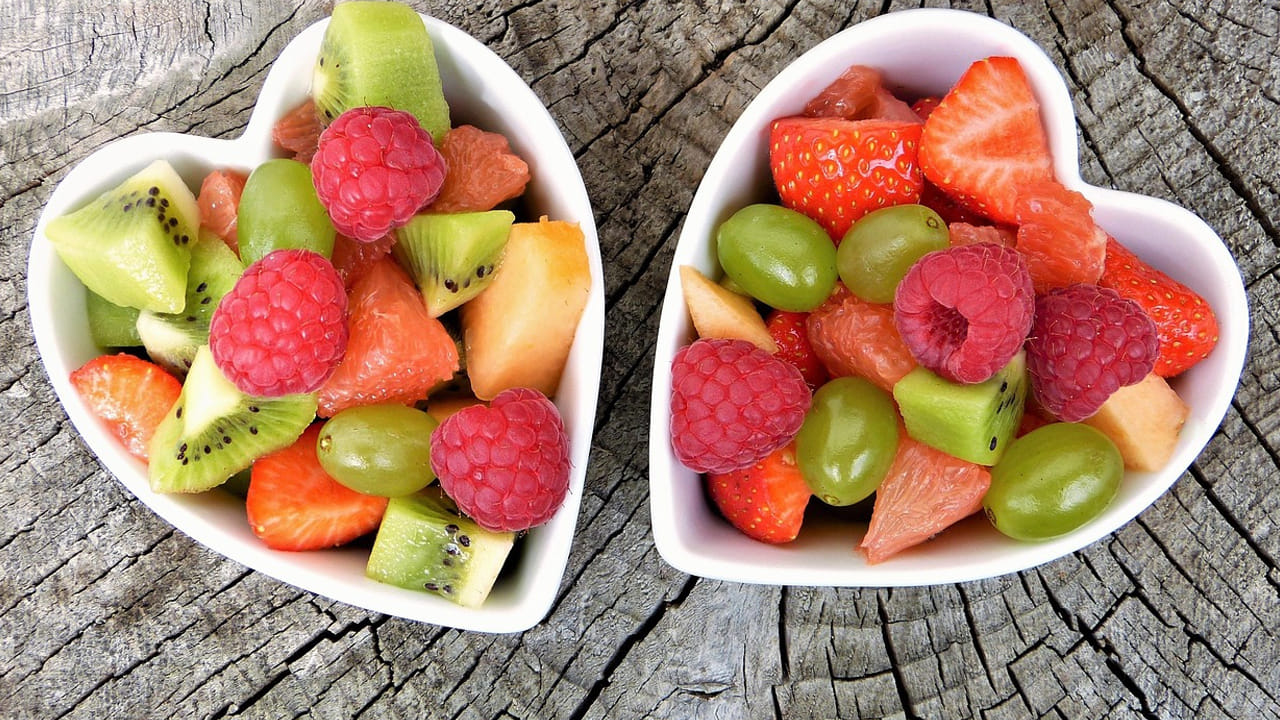 
యాంటీఆక్సిడెంట్స్  : బెర్రీలు, సిట్రస్, ఆకుకూరల్లో విటమిన్ సి, ఫ్లేవనాయిడ్లు, పాలీఫెనాల్స్ వంటి యాంటీఆక్సిడెంట్లు పుష్కలంగా ఉంటాయి. ఈ యాంటీఆక్సిడెంట్లు వాపు వంటి సమస్యలకు చెక్ పెడుతోంది. అంతే కాదు, దీర్ఘకాలిక ఆరోగ్యాన్ని ప్రోత్సహించే వ్యాధుల ప్రమాదాన్ని కూడా తగ్గిస్తుంది.