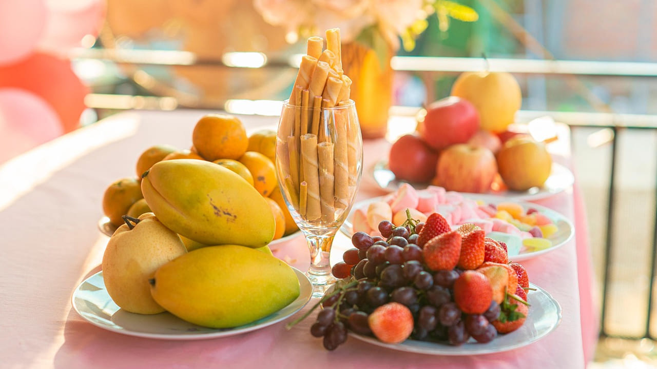  మెరుగైన జీర్ణ ఆరోగ్యం: పండ్లు, కూరగాయలు ఫైబర్‌తో నిండి ఉంటాయి. వీటిని క్రమం తప్పకుండా తీసుకుంటే ప్రేగు సమ్యసలకు చెక్ పెడుతుంది. చాలా మంది మనలో మల బద్దకంతో  బాధ పడుతుంటారు. అలాంటి వారు వారంలో 3 సార్లు పండ్లను తీసుకోవాలి. దీని వలన ఆ సమస్య తగ్గుముఖం పడుతుంది. 
