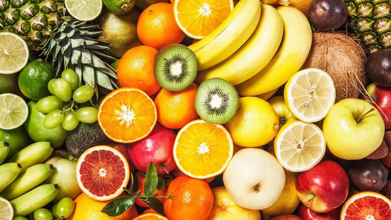 పండ్లు, కూరగాయలు: యాపిల్స్, క్యారెట్లు, సెలెరీలను సహజ టూత్ బ్రష్‌లు అని పిలవవచ్చు. వీటిని నమిలినప్పుడు పళ్లపై పేరుకుపోయిన ప్లాక్ తొలగిపోతుంది. వీటిలో ఉండే విటమిన్ సి చిగుళ్ల ఇన్ఫెక్షన్లను తగ్గిస్తుంది.