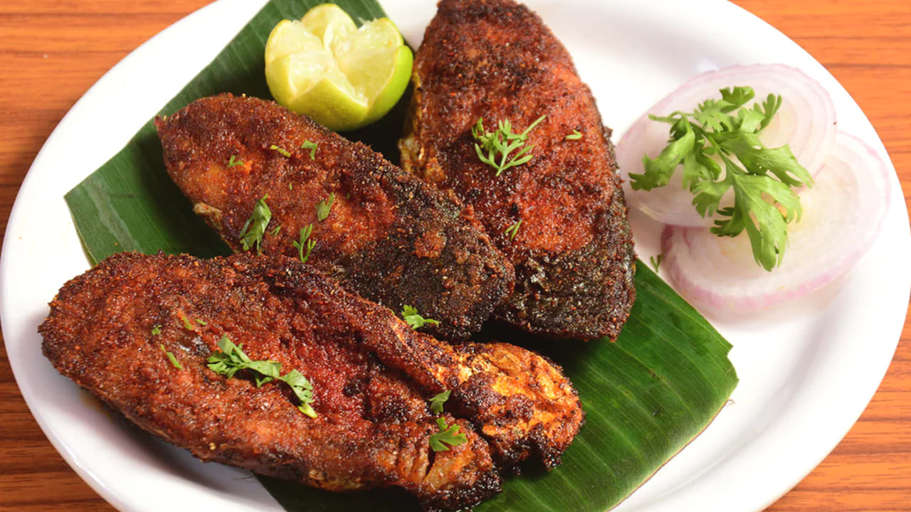 సాల్మన్ లేదా సార్డిన్స్ వంటి కొవ్వు చేపలు గుండె ఆరోగ్యానికి మంచివి. ఈ చేపలు ట్రైగ్లిజరైడ్లను నియంత్రిస్తాయి. రక్తపోటును సమతుల్యం చేస్తాయి.