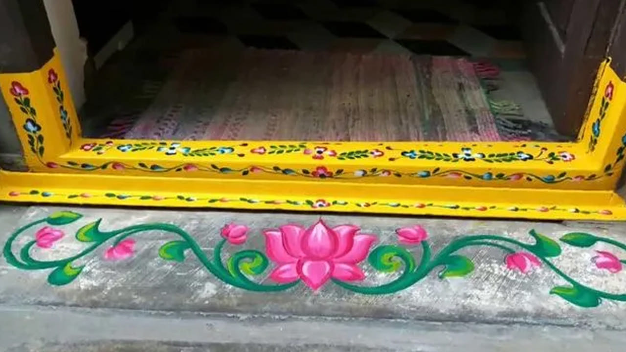 ఇంటి ప్రధాన ద్వారం చాలా శక్తివంతమైనది. ఇంటి పురోగతి మొత్తం ప్రధాన ద్వారంపైనే  ఆధారపడి ఉంటుంది. అంతే కాకుండా ఇంటి ప్రధాన ద్వారం గడపను లక్ష్మీస్థానం అంటారు. అక్కడ లక్ష్మీదేవి కొలువై ఉంటుందని పెద్దల నమ్మకం. అందుకే గడప విషయంలో చాలా జాగ్రత్తలు తీసుకుంటారు.