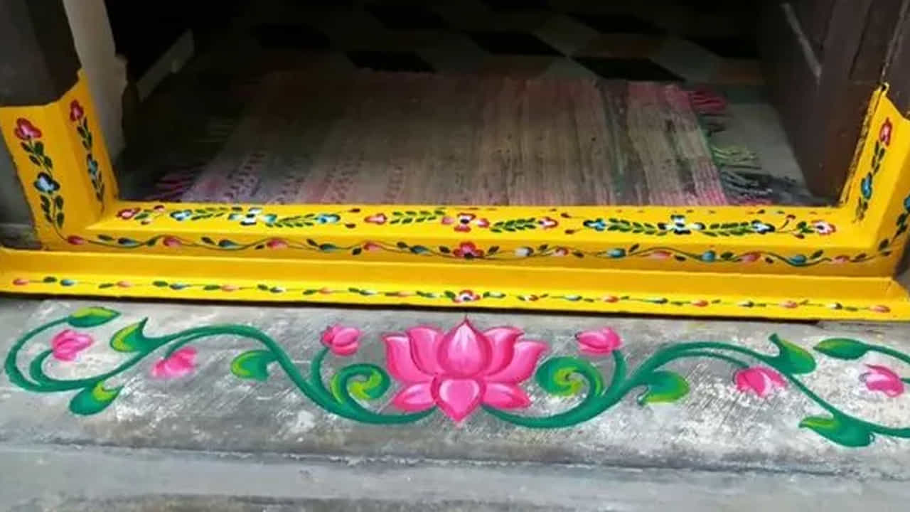 ఇంటి ప్రధాన ద్వారం చాలా శక్తివంతమైనది. ఇంటి పురోగతి మొత్తం ప్రధాన ద్వారంపైనే ఆధారపడి ఉంటుంది. అంతే కాకుండా ఇంటి ప్రధాన ద్వారం గడపను లక్ష్మీస్థానం అంటారు. అక్కడ లక్ష్మీదేవి కొలువై ఉంటుందని పెద్దల నమ్మకం. అందుకే గడప విషయంలో చాలా జాగ్రత్తలు తీసుకుంటారు.