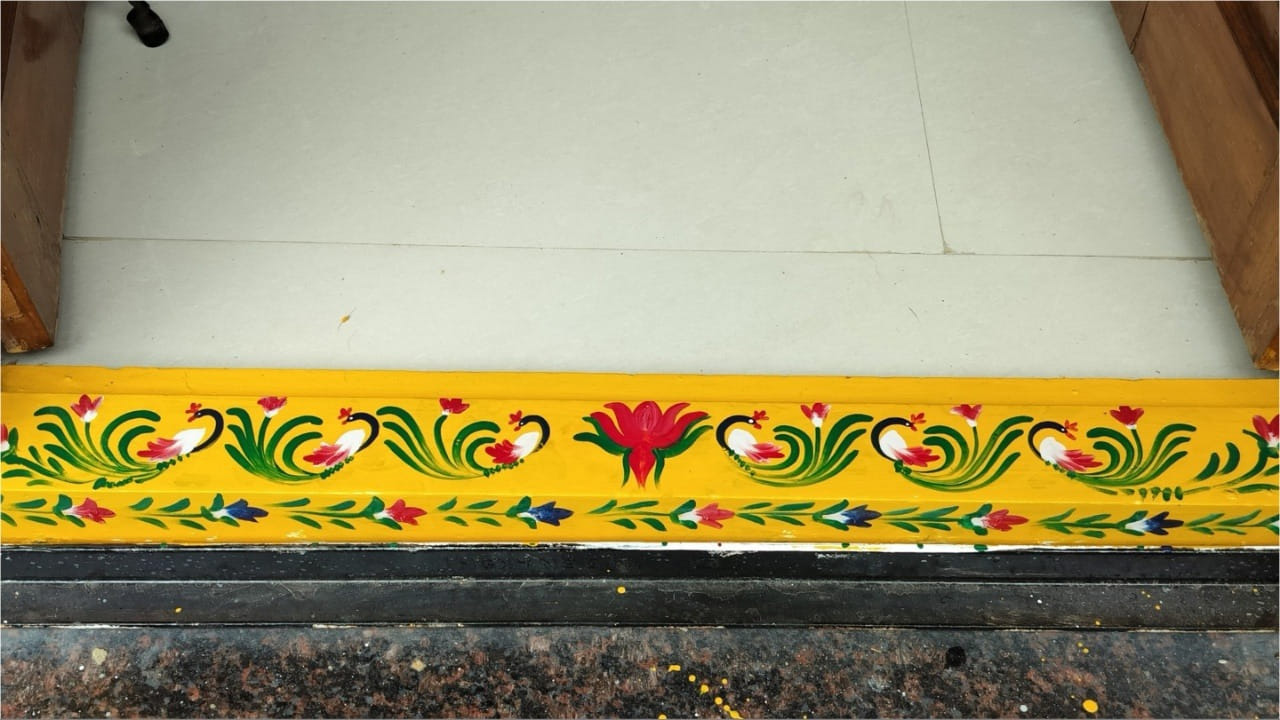 ఇక మన పెద్దవారు ఇంటి ఆడపిల్ల అస్సలే గడప పై కూర్చకూడదు అంటారు. దీనికి కూడా ఒక కారణం ఉన్నదంట. గడపపై లేదా గుమ్మం ముందు కూర్చోవడం వలన దృష్టశక్తుల ప్రభావం అనేది విపరీతంగా పెరుగుతుందంట. అంతే కాకుండా ఇంటిలో ఆర్థిక సమస్యలు ఏర్పడటం, అప్పులు పెరగడం, ఊహించని విధంగా ఖర్చులు కావడం జరుగుతుందని చెబుతున్నారు పండితులు.