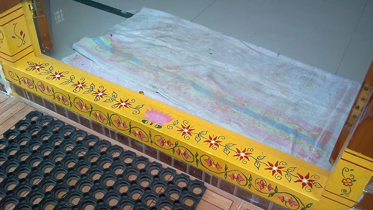 అంతే కాకుండా, ఇంటి గడప పై కాలు పెట్టడం లక్ష్మీదేవిని అగౌరవించినట్లు, దీని వలన లక్ష్మీదేవి కోపానికి గురై, ఇంటి నుంచి వెళ్లి పోతుంది. దీని వలన అనేక సమస్యలు ఎరదుర్కోవాల్సి వస్తుంది. ఇంటిలో ప్రతికూల శక్తి పెరిగిపోతుంది. దీని వలన ఇంటి కుటుంబ సభ్యుల మధ్య కలహాలు, విభేదాలు, కెరీర్ పరంగా అడ్డంకులు ఏర్పడటం. అనుకున్న పని సమయానికి పూర్తి కాకపోవడం వంటి సమస్యలు ఎదురు అవుతాయంట. అందుకే ప్రధాన ద్వారం గడప విషయంలో పెద్దలు చాలా జాగ్రత్తలు తీసుకుంటారు.