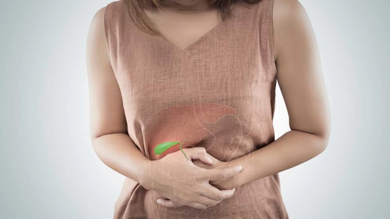 గాల్ బ్లాడర్ స్టోన్స్ వచ్చినప్పుడు, ప్రాథమిక దశలో కడుపు నొప్పి అనేది పదే పదే వస్తుందంట. అయితే ఇలా పదే పదే వస్తూ ఉన్నప్పుడు తప్పకుండా వైద్యుడిని సంప్రదించాలని చెబుతున్నారు వైద్యులు. ఎక్కువగా ఈ నొప్పి అనేది కడుపుకు కుడి వైపున మొదలై, ఓ ఐదు నిమిషాల వరకు నొప్పి అలానే ఉంటుంది. అంతే కాకుండా ఈ నొప్పి కుడి భుజం, వీపై వైపుకు కూడా పాకుతుందంట.