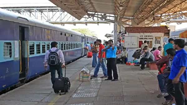 Hyderabad: రైల్వే స్టేషన్లో అనుమానాస్పందంగా కనిపించిన యువతి.. ఆపి చెక్ చేయగా