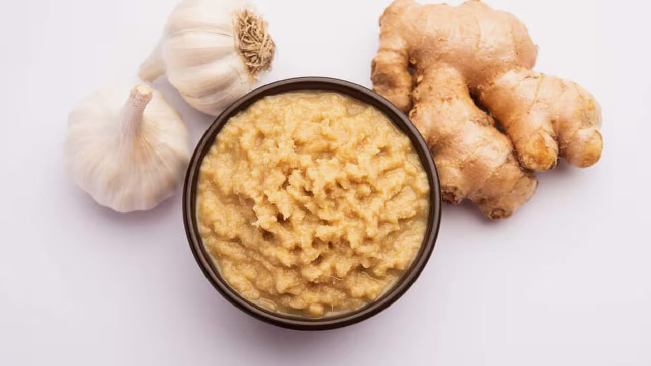 వెల్లుల్లి, ఉల్లి: వెల్లుల్లి, ఉల్లి నార్మల్ గానే ఘాటు వాసన వస్తాయి. దీనిలో ఉండే సల్ఫర్ వాసన పాములు పీల్చితే దాని శరీరం పై 
ప్రభావం చూపుతుంది. కాబట్టి, ఇవి మీ పెరట్లో లేకపోయినా  తెచ్చి నాటండి. దీంతో అవి మీ ఇంట్లోకి రాకుండా ఉంటాయి. 