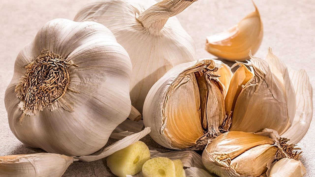 వెల్లుల్లి: మటన్ తిన్న వెంటనే వెల్లుల్లిని దూరం పెట్టడమే మంచిది. పొరపాటున దీన్ని తింటే వాంతులు అయ్యే అవకాశం ఉంది. 
ఇంకా చెప్పాలంటే శ్వాసకోశ సమస్యలు కూడా వస్తాయి. గుండె సమస్యలున్న వారు కూడా దీనిని తినకపోవడమే మంచిది.
 