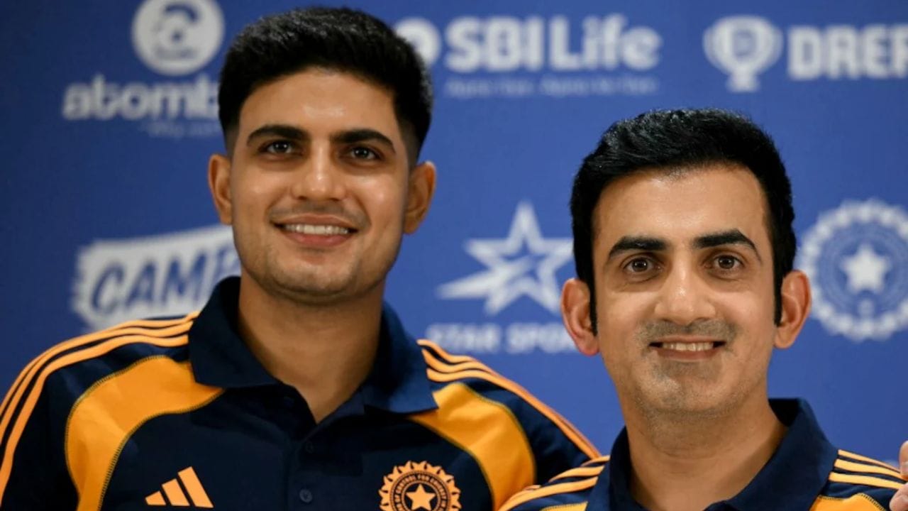 ఒకప్పుడు భారత గడ్డపై ప్రత్యర్థి జట్లు అడుగుపెట్టాలంటేనే భయపడేవి. కానీ ఇప్పుడు సీన్ మారింది. 2024లో టెస్టు సిరీస్‌ను క్లీన్ స్వీప్ చేసిన న్యూజిలాండ్, ఇప్పుడు తాజాగా వన్డే సిరీస్‌ను కూడా కైవసం చేసుకుని భారత్‌కు కోలుకోలేని దెబ్బ తీసింది. కివీస్ క్రమశిక్షణతో కూడిన ఆటతీరుకు, భారత జట్టు గందరగోళ వ్యూహాలు తోడవ్వడంతో పరాభవం తప్పలేదు. కెప్టెన్ గిల్ నాయకత్వం, కోచ్ గంభీర్ నిర్ణయాలు ఇప్పుడు తీవ్ర విమర్శల పాలవుతున్నాయి.