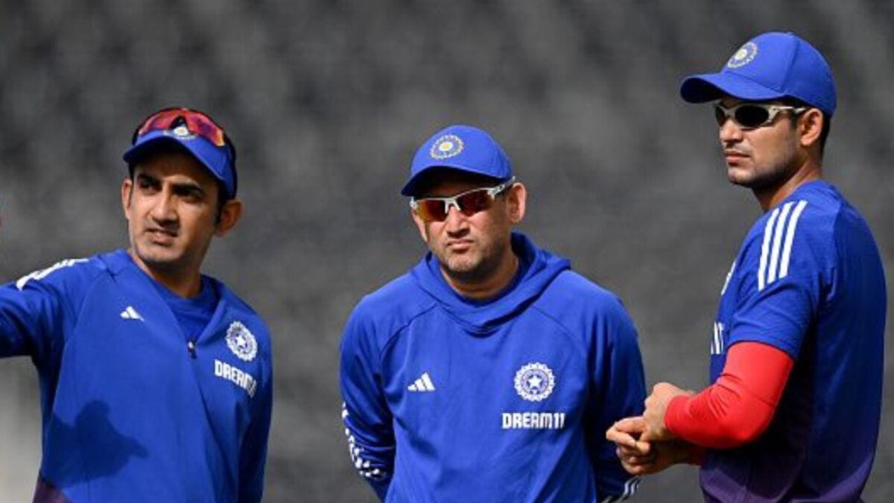 బ్యాటింగ్ అస్థిరత్వం, ఫీల్డింగ్ తప్పిదాలు: విరాట్ కోహ్లీ, కేఎల్ రాహుల్ మినహా మిగిలిన బ్యాటర్లు చేతులెత్తేశారు. మిడిల్ ఓవర్లలో స్ట్రైక్ రొటేట్ చేయడంలో విఫలమవ్వడం, ఒత్తిడిలో వికెట్లు పారేసుకోవడం శాపంగా మారింది. వీటికి తోడు ఫీల్డింగ్‌లో ఏకంగా ఆరు క్యాచ్‌లు వదిలేయడం భారత్ ఎంతటి గందరగోళంలో ఉందో తెలియజేస్తోంది. "క్యాచెస్ విన్ మ్యాచెస్" అన్న సూత్రాన్ని టీమ్ ఇండియా పూర్తిగా విస్మరించింది.