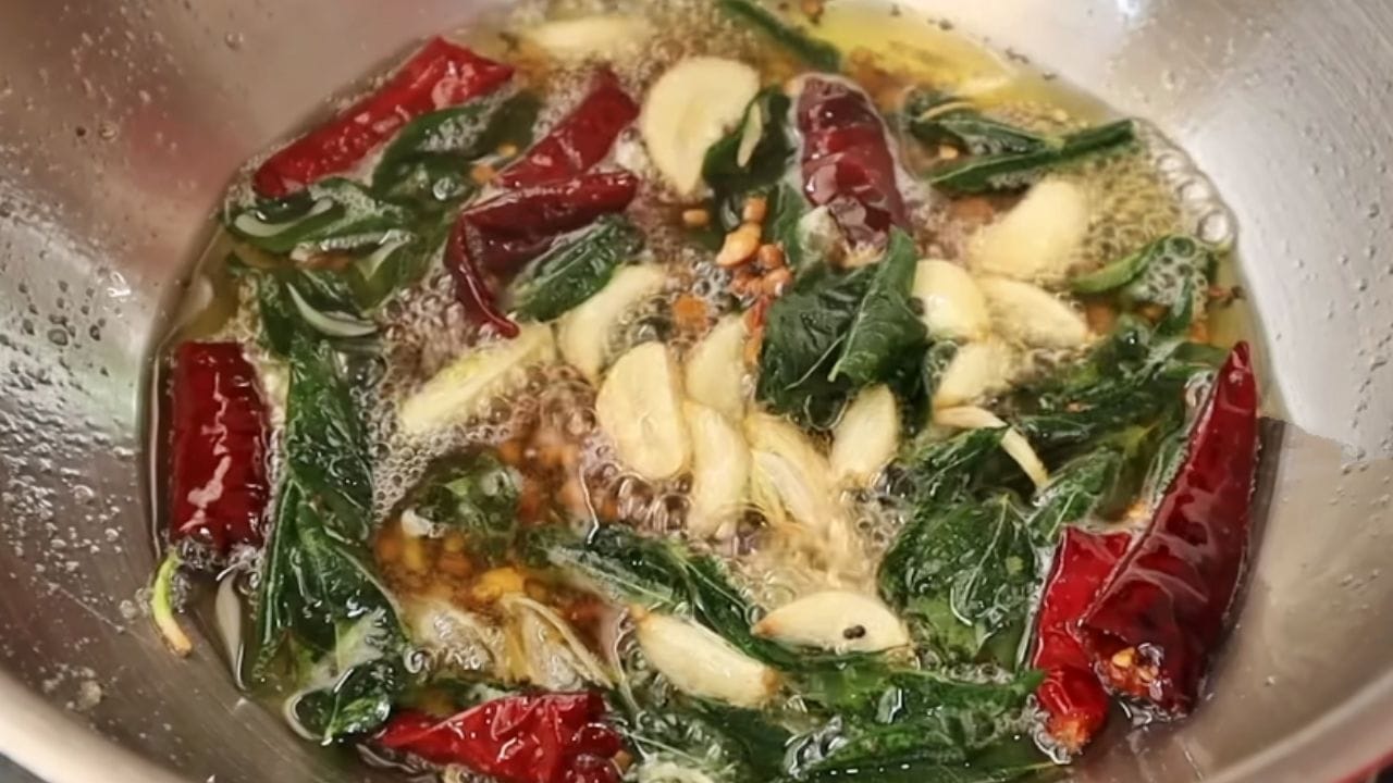 అల్లంను ఎక్కువసేపు ఉడికించడం: చాలా మంది చేసే పెద్దతప్పు ఏంటంటే.. మనం టీ లేదా ఇతర వంటకాల్లో అల్లం వాడేప్పుడు దాన్ని ఎక్కువ సమయం ఉడికించడం. ఇలా చేయడం ద్వారా దానిలోని అనేక సహజ పోషకాలు నాశనం అవుతాయి. దీని వలన అల్లం రుచి, ఆరోగ్య ప్రయోజనాలు తగ్గుతాయి. కాబట్టి మీరు అల్లంను ఎక్కవ సమయం వేయించకండి.. దాన్ని తేలికగా వేయించినా మీరు దాని ప్రయోజనాలను పొందవచ్చు. 