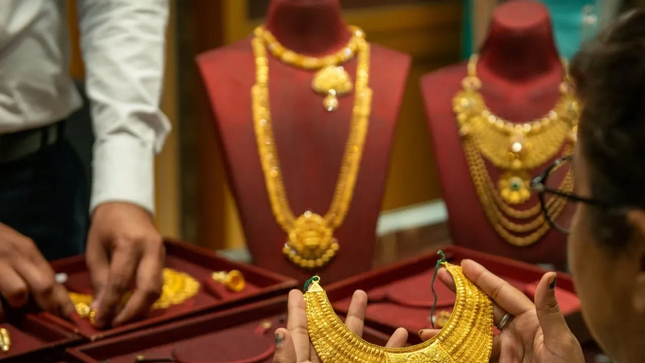 శనివారం చెన్నైలో 24 క్యారెట్ల ఫ్యూర్ బంగారం ధర రూ.1,39,650గా ఉంది. నిన్న ఈ ధర రూ.1,39,640 వద్ద స్థిరపడింది. నిన్నటితో పోలిస్తే ఇవాళ రూ.10 పెరిగింది. ఇక 22 క్యారెట్ల గోల్డ్ రేటు రూ.1,29,000గా ఉంది. నిన్న ఈ ధర రూ.1,28,000 వద్ద స్థిరపడింది. ఇక బెంగళూరులో 24 క్యారెట్ల బంగారం ధర రూ.1,40,460 వద్ద కొనసాగుతోంది.
