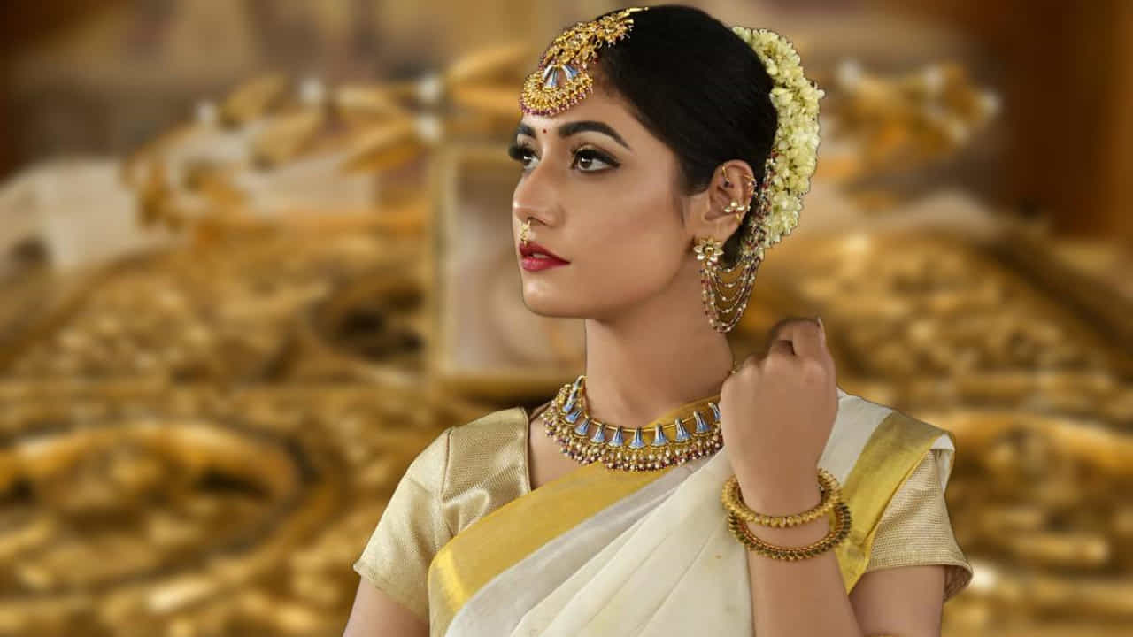 ఇక వెండి ధరలు అయితే భారీగా పెరుగుతున్నాయి. చెన్నైలో కేజీ వెండిపై నిన్నటి పోలిస్తే రూ.5 వేలు పెరిగింది. నిన్న కేజీ వెండి ధర రూ.2,66,000గా ఉండగా.. మంగళవారం రూ.2,71,000 వద్ద కొనసాగుతోంది. ఇక బెంగళూరులో కేజీ వెండి ధర రూ.2,53,000 వద్ద ట్రేడవుతోంది.