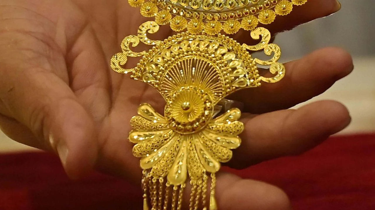 ప్రస్తుతం బంగారం రేట్లు అంతకంతకు పెరుగుతున్నాయి. ప్రస్తుతం తులం బంగారం రూ.1.43 లక్షలుగా ఉంది. శనివారం హైదరాబాద్‌లో 10 గ్రాముల 24 క్యారెట్ల గోల్డ్ రేటు రూ.1,43,780గా ఉండగా.. 22 క్యారెట్ల బంగారం ధర రూ.1,31,800గా ఉంది.