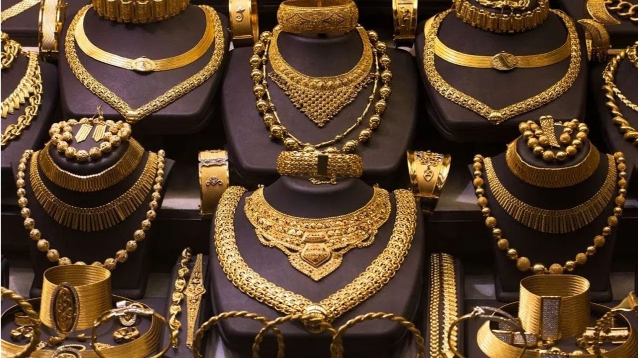  ఇక దేశ వ్యాప్తంగా ప్రధాన నగరాల్లో బంగారం ధరలు చూసుకుంటే.. దేశ రాజధాని ఢిల్లీలో 24 క్యారెట్ల బంగారం ధర రూ.1,43,330గా కొనసాగుతుంది. ఇక 22 క్యారెట్ల బంగారం ధర రూ.1,31,400 వద్ద స్థిరపడింది. 