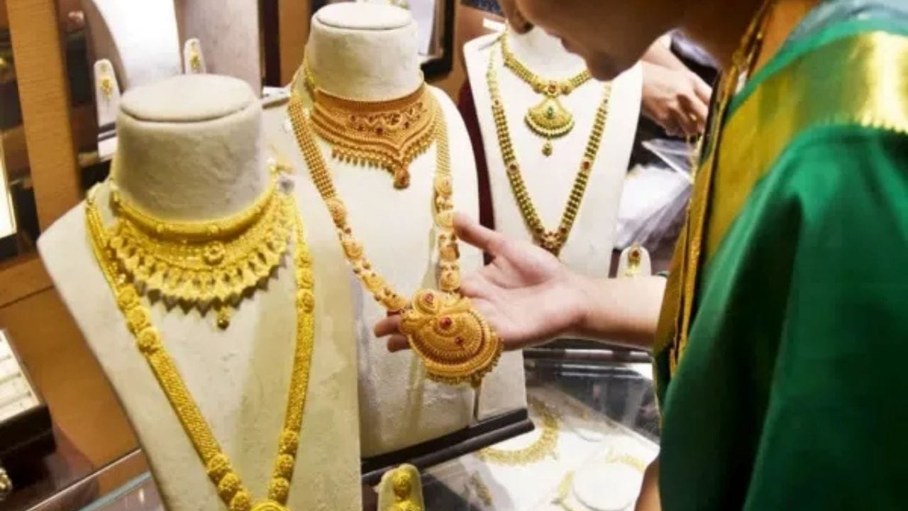 సోమవారం ఉదయం ఆరు గంటల నుంచి మధ్యాహ్నం 12 గంటల వరకు బంగారం, వెండి ధరలపై హెచ్చుతగ్గులను పరిశీలిస్తే.. ఉదయం 6 గంటలకు రూ. 1,35,810గా ఉన్న 24 క్యారెట్ల బంగారం ధర.. 12 గంటల సమయానికి రూ. 1,37,400కు చేరుకుంది. ఇక 22 క్యారెట్ల బంగారం ధర ఉదయం రూ.1,24,490లుగా ప్రస్తుతం 1,25,950గా కొనసాగుతుంది.