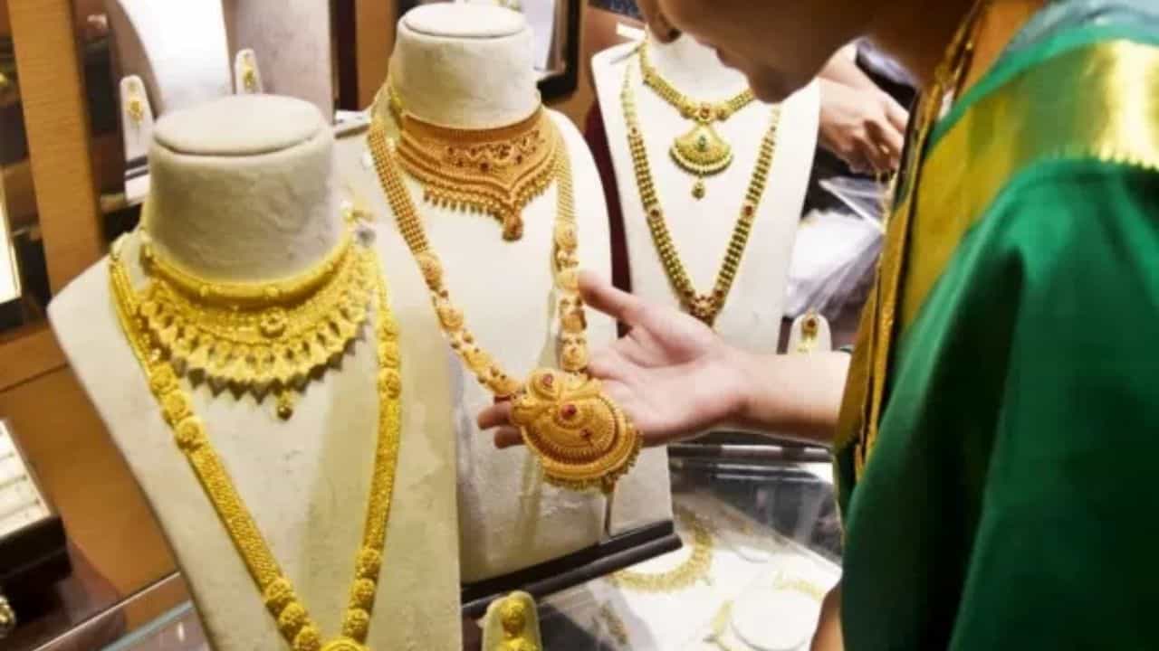సోమవారం ఉదయం ఆరు గంటల నుంచి మధ్యాహ్నం 12 గంటల వరకు బంగారం, వెండి ధరలపై హెచ్చుతగ్గులను పరిశీలిస్తే.. ఉదయం 6 గంటలకు రూ. 1,35,810గా ఉన్న 24 క్యారెట్ల బంగారం ధర.. 12 గంటల సమయానికి రూ. 1,37,400కు చేరుకుంది. ఇక 22 క్యారెట్ల బంగారం ధర ఉదయం రూ.1,24,490లుగా ప్రస్తుతం 1,25,950గా కొనసాగుతుంది.