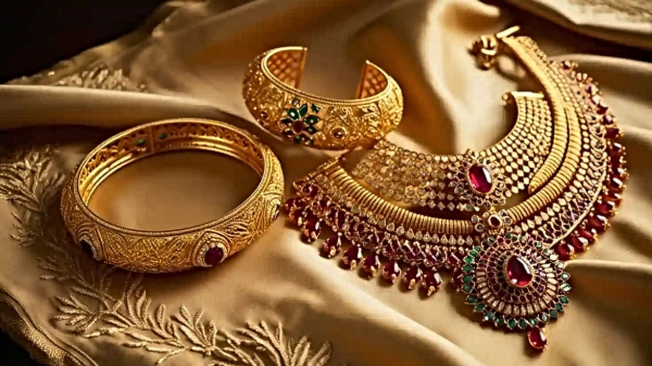 1990లో కేజీ బంగారం ధర మారుతీ 800 కారు ధరకు సమానంగా ఉండేదని, 2000 నాటికి మారుతి ఎస్టీమ్ ధరకు సమానంగా పెరిగిందని ట్వీట్ చేశాడు. ఇక 2005 నాటికి కేజీ గోల్డ్ రేటు ఇన్నోవా కారు వాల్యూకి సమానంగా చేరుకోగా.. 2010 నాటికి ఫార్చ్యూనర్‌కు సమానంగా ఉందన్నాడు.