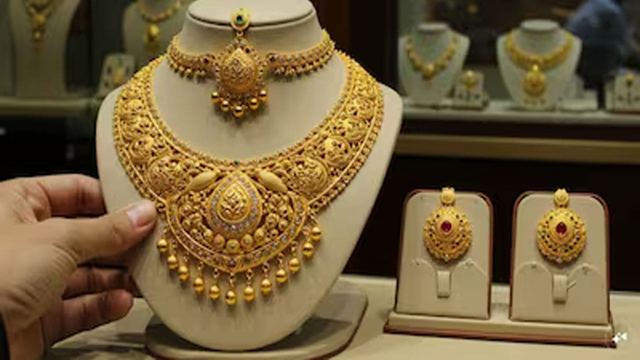 ఇక 2019లో కేజీ బంగారంతో బీఎండబ్ల్యూ ఎక్స్ 1, 2025లో డిఫెండర్ కొనుగోలు చేసే అవకాశం వచ్చిందన్నాడు. ఇక 2030 నాటికి కేజీ బంగారంతో రోల్స్ రాయిస్ కొనుగోలు చేయవచ్చని, ఇక 2040 నాటికి ప్రైవేట్ జెట్‌ను కూడా కొనుగోలు చేయవచ్చని తన ట్వీట్‌లో పేర్కొన్నాడు.