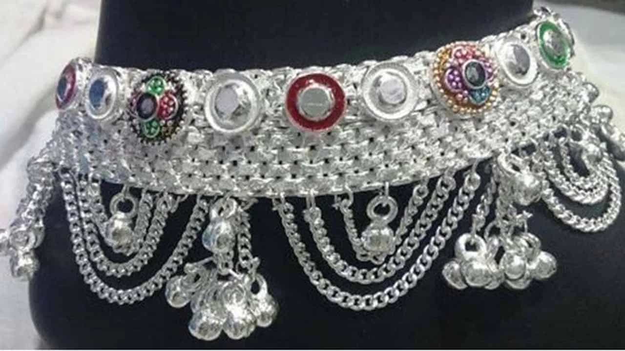 ఇక వెండి విషయానికి వస్తే ఇది.. బంగారం కంటే వేగంగా పరుగులు పెడుతుంది. ప్రస్తుతం మార్కెట్లో కేజీ వెండి ధర హైల్ టైం రికార్డ్ స్థాయి చేరి రూ.3,25,000 వద్ద స్థరపడింది. కేవలం 4 గంటల్లోనే కేజీ వెండిపై రూ.5000 పెరిగింది. ప్రస్తుతం హైదరాబాద్లో కేజీ వెండి ధర చూసుకుంటే రూ.3,40,000గా ఉండగా, ఢిల్లీ, ముంబై, బెంగళూరులో ఈ ధర రూ.3,25,000 వద్ద కొనసాగుతుంది.