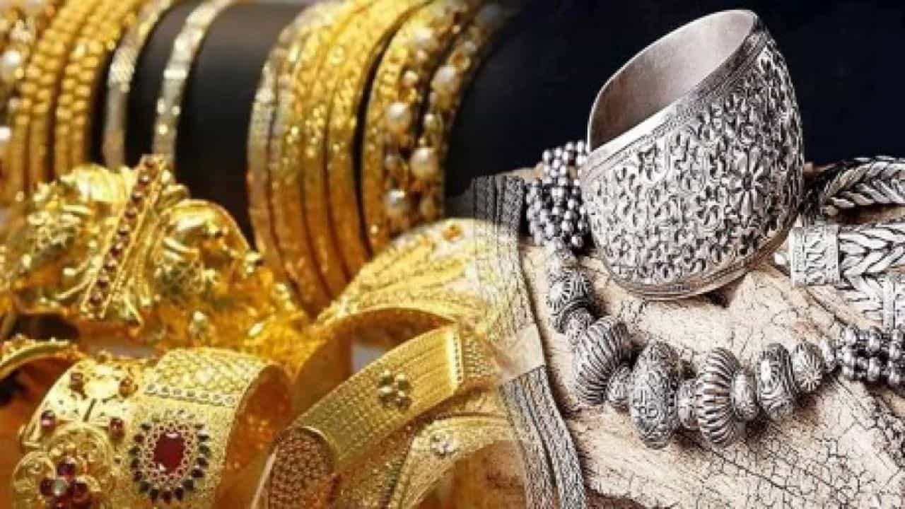 గతవారం రోజులుగా భారీగా పెరుగుతున్న బంగారం, వెండి ధరలు గురువారం సడెన్గా తగ్గుముఖం పట్టాయి. ఏకంగా బుధవారం ఒక్కరోజే బంగారంపై రూ.7000, వెండి పై రూ.5000 వరకు పెరిగి రెండు ఆల్టైం రికార్డ్ స్థాయికి చేరుకున్నాయి. కానీ ఇవాళ మాత్రం రెండింటి ధరలు దిగొచ్చాయి. నిన్నటితో పోల్చుకుంటే ఇవాళ బంగారంపై రూ.2000, వెండిపై రూ.5000 వరకు తగ్గింది.