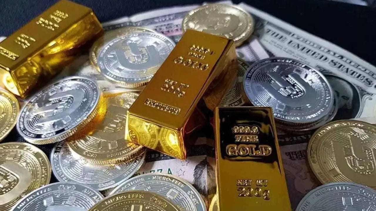 ఇక తెలుగు రాష్ట్రాల్లో బంగారం ధర చూసుకుంటే హైదరాబాద్లో 24 క్యారెట్ల తులం బంగారం ధర రూ. 1,38,000గా కొనసాగుతుండగా , 22 క్యారెట్ల తులం బంగారం ధర రూ.1,26,500గా ఉంది. అటు ఏపీలోని విజయవాడ, బెంగళూరు, కేరళ, పూనె, ముంబై నగరాల్లో సైతం ఇవే రేట్లు కొనాసగుతున్నాయి.