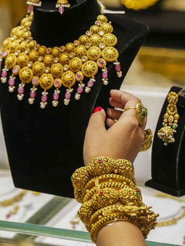 ఉన్నట్టుండి షాకిచ్చిన బంగారం ధరలు.. తులంపై భారీగా పెంపు