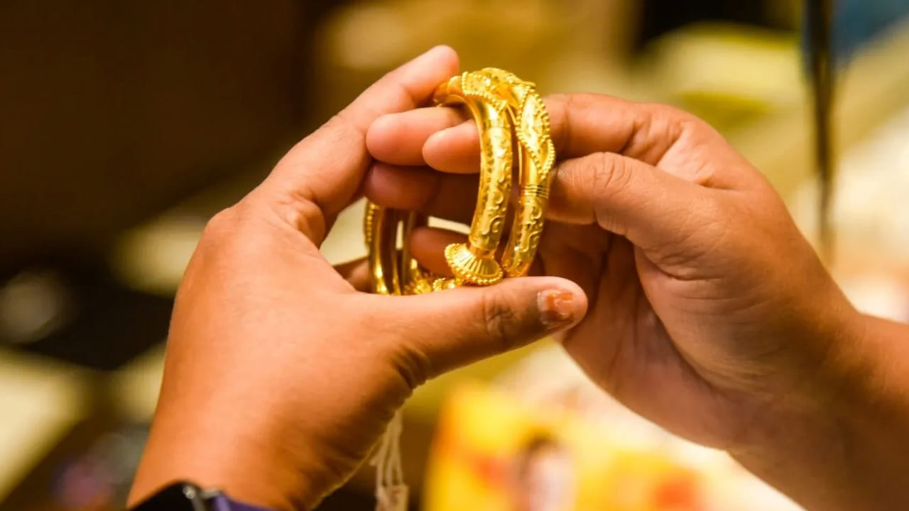 బంగారం ధరలు ఒక్కసారిగా మారాయి. కొన్ని గంటల్లోనే గోల్డ్, వెండి ధరలు తారుమారు అయ్యాయి. శుక్రవారంతో పోలిస్తే శనివారం గోల్డ్ రేట్లు భారీగా పెరిగాయి. దీంతో కొనుగోలుదారులు షాక్ అవుతున్నారు. గత కొద్ది రోజులుగా బంగారం ధరలు భారీగా పెరుగుతూ వస్తోన్న విషయం తెలిసిందే. శనివారం కూడా అదే పెరుగుదుల నమోదైంది.