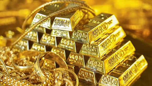 Gold Price: భారీగా కుదేలవ్వనున్న బంగారం ధరలు.. గోల్డ్ ప్రియులకు ఇదొక డేంజర్ బెల్.!